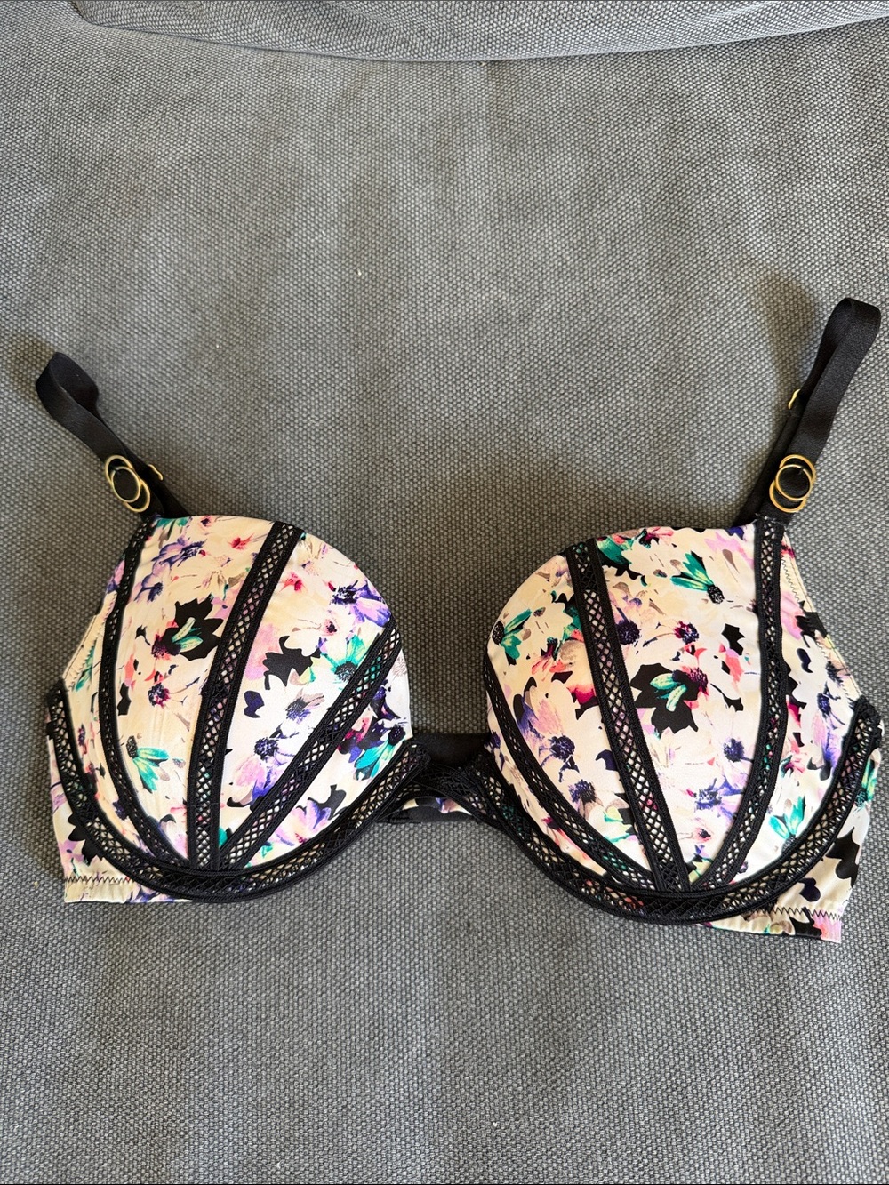 Victoria's Secret Very Sexy Push Up Bra Floral Push-Up Bra with Blk Trim. Sz 34D